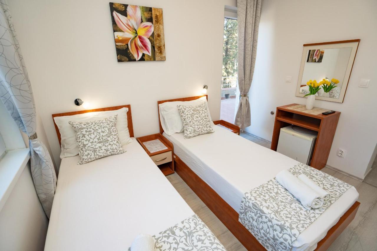 Rooms Magnolia With Pool Novalja Exterior foto